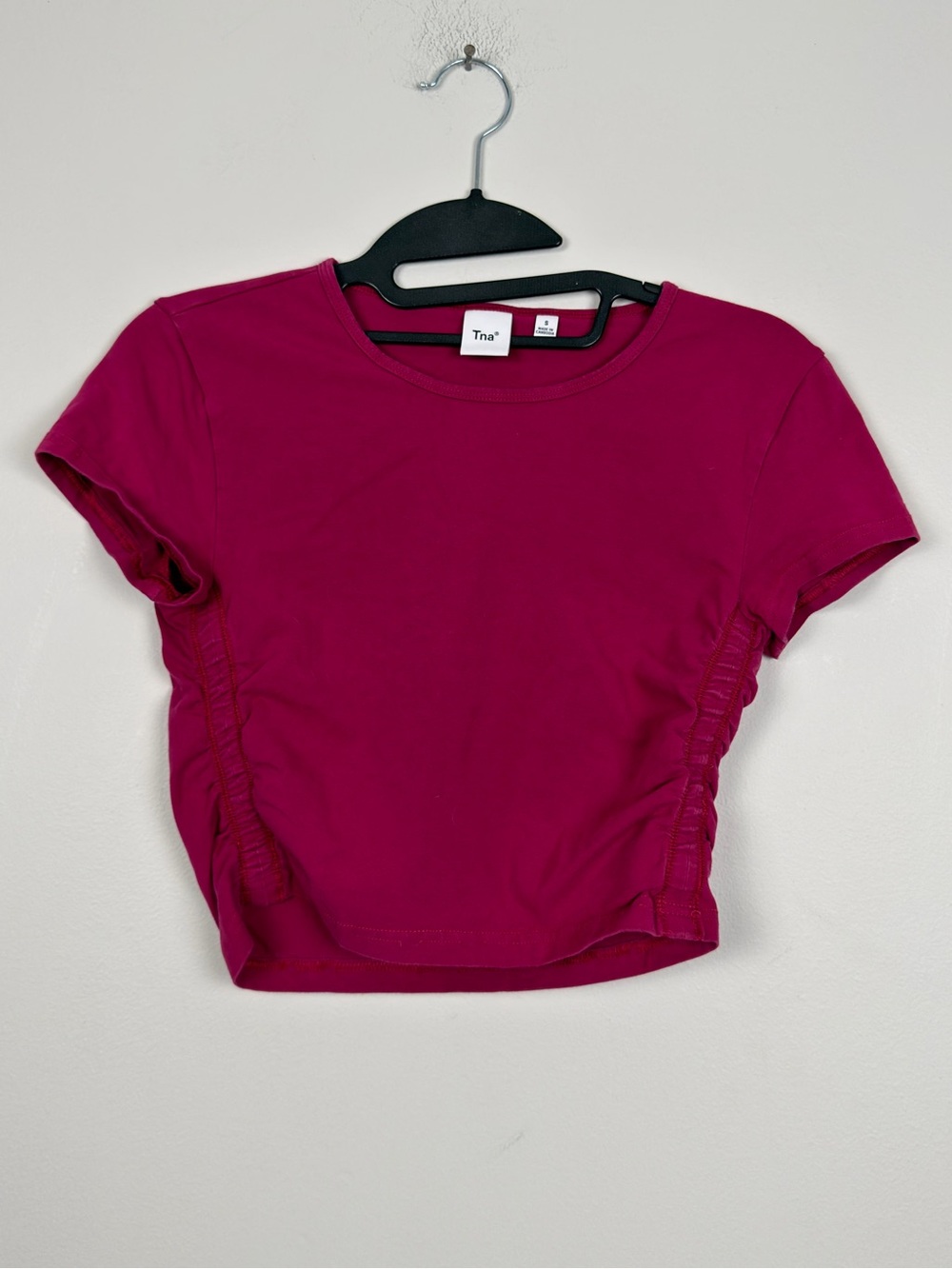 TNA Aritzia Hot Pink Ruched Side Crop Tee Size Small